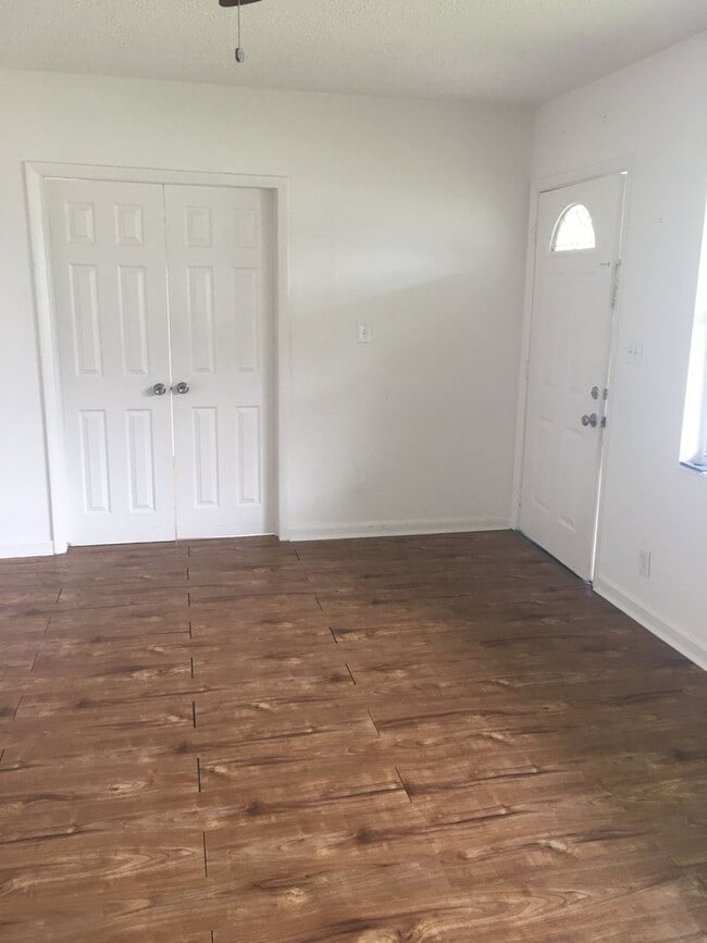 Building Photo - Spacious 4BR Home with Fenced Yard, Screened Patio & Updated Interior – 1,354 Sq Ft