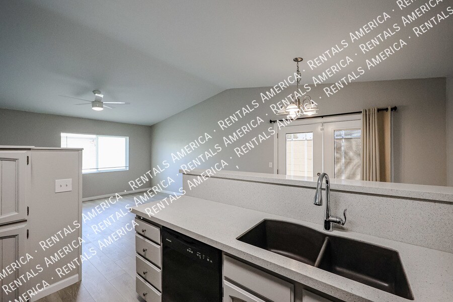Foto principal - 3333 S Parkside Dr