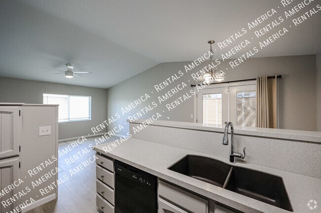 Building Photo - 3333 S Parkside Dr