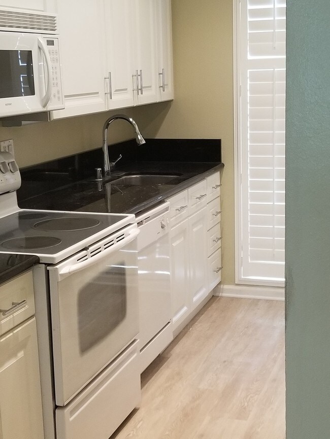 Foto del edificio - 802 Woodside Ln E