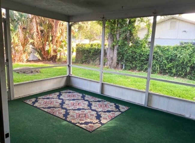 Building Photo - 700 Lindenwood Cir E