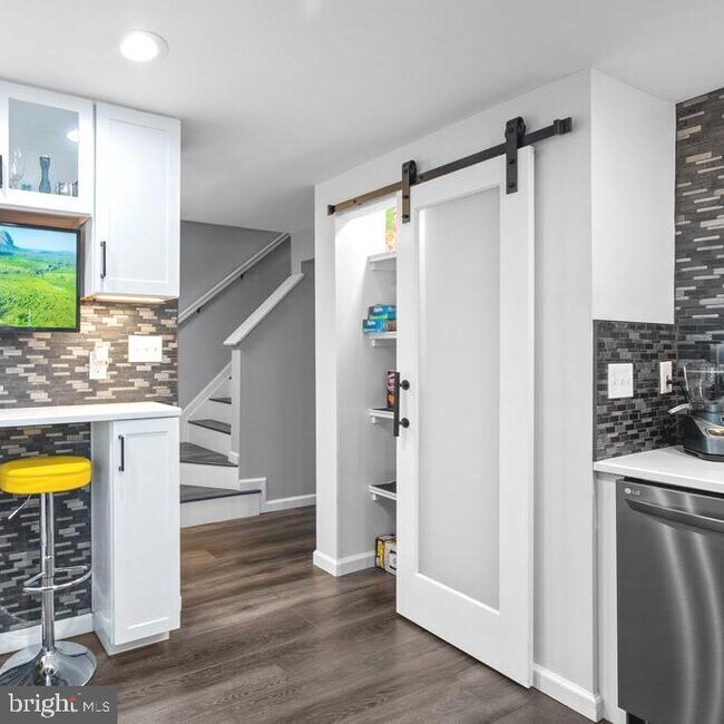 Building Photo - 9405 Chippenham Dr