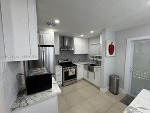 Building Photo - 1305 W 53rd St
