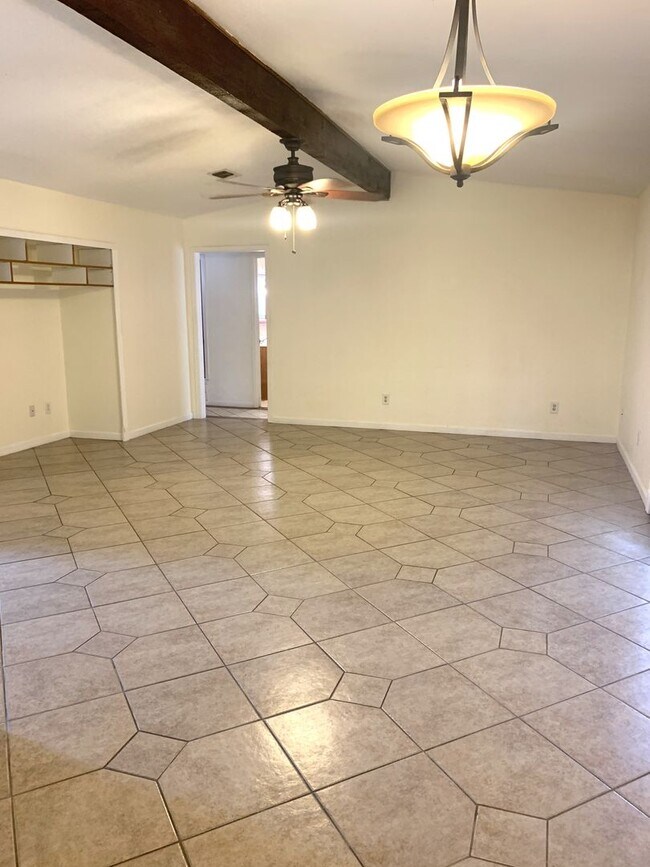 Building Photo - 2808 Persimmon Dr