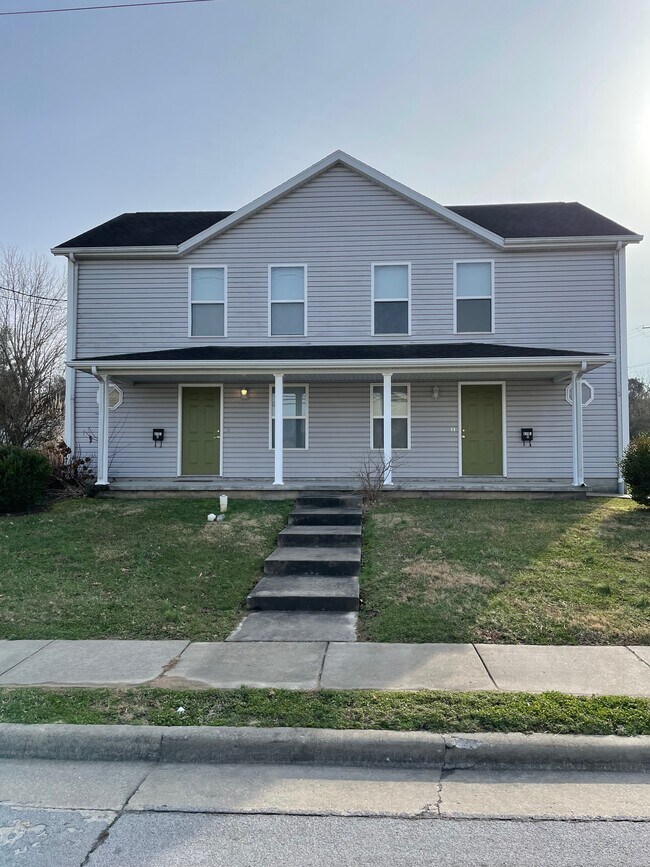 Building Photo - 615 E Park St