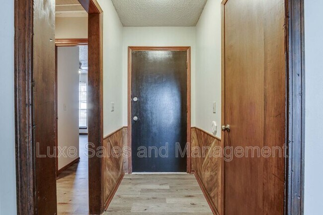 Building Photo - 529 N Davis Ave