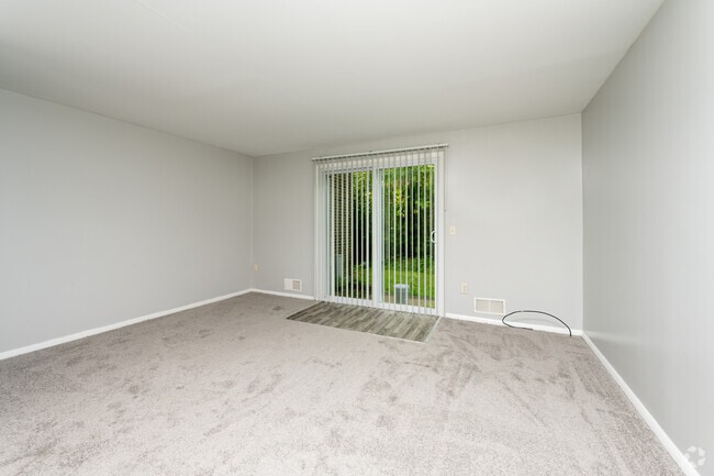 2BR, 1.5BA - 1,000SF - Dining Room/Living Room - North Shore Townhomes