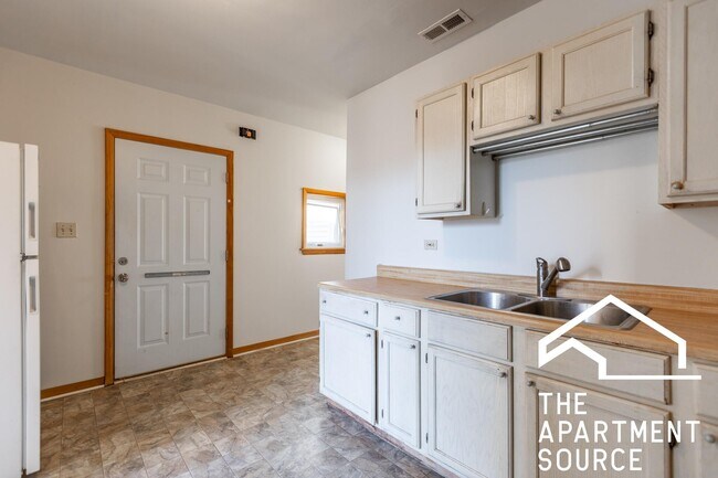 Foto del edificio - Large Pilsen 2 Bedroom Apartment