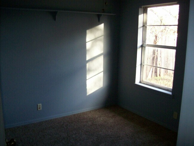 Building Photo - 738 W Forster Dr