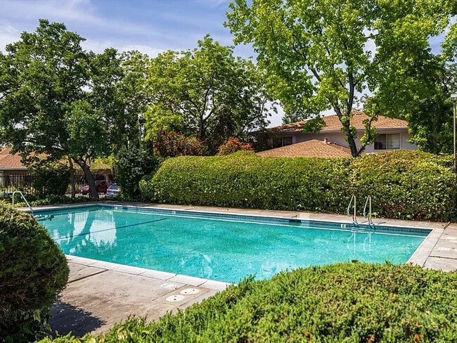 Foto del edificio - 4748 Greenholme Dr