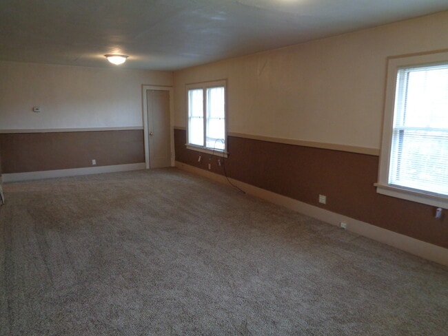 Building Photo - 2 Bedroom House with One Car Garage Near D...