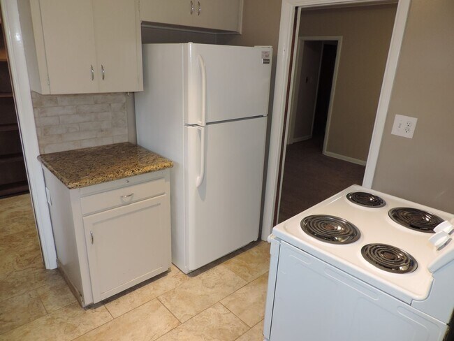 Building Photo - Montclair 2 Bedroom, 1 Bath Home (Availabl...
