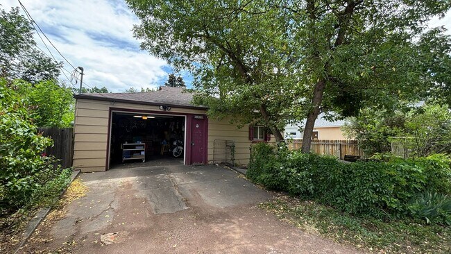Foto del edificio - Cute 1 bedroom, 1 bathroom cottage in the heart of downtown Colorado Springs!