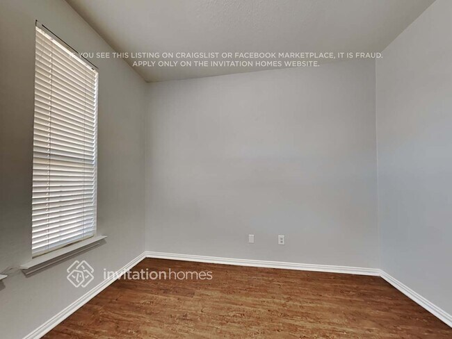 Building Photo - 1525 Swan Lake Dr