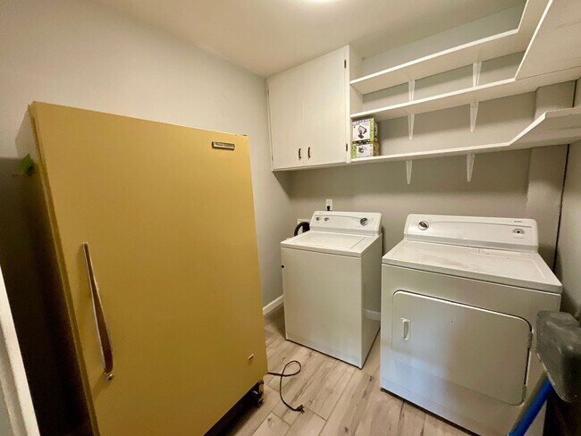 Building Photo - 3Bed/2Bath Available Now !