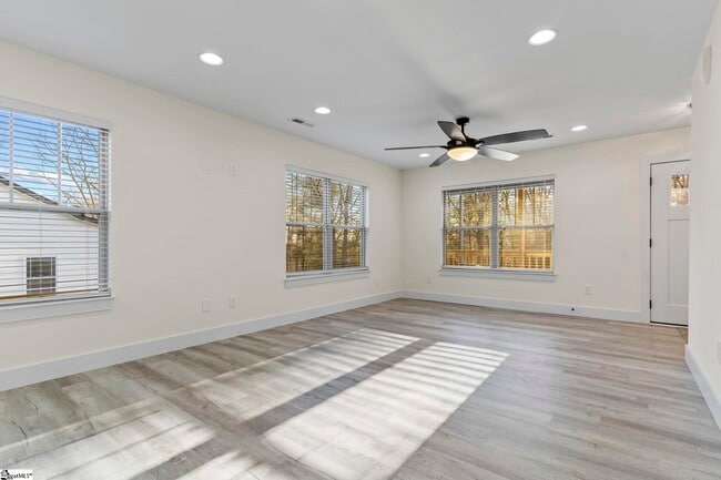 Building Photo - 219 Eastland Dr