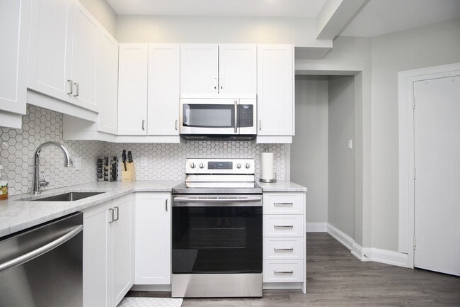 Building Photo - 38 Bruyère St