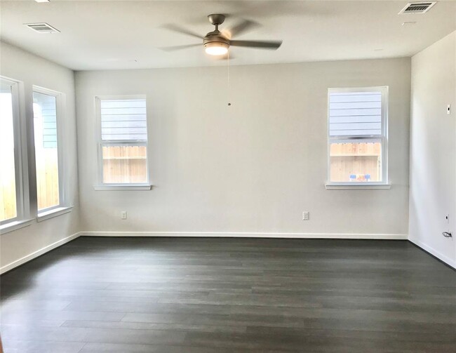 Foto del edificio - 7823 Skylark Heights Ln