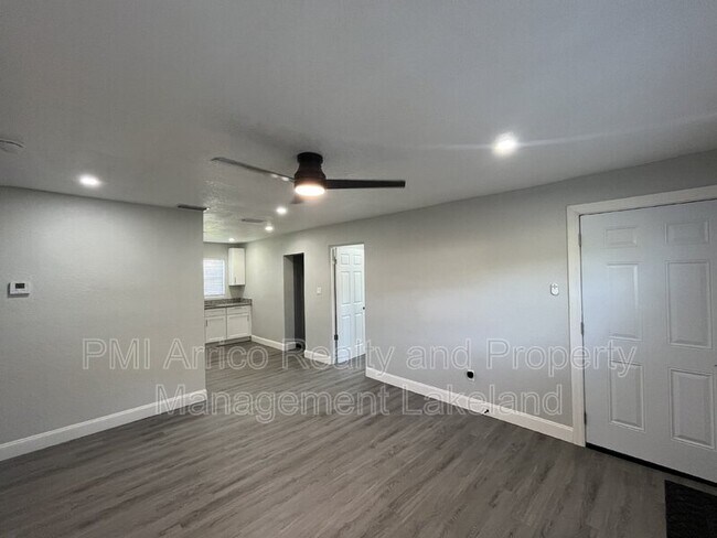 Foto del edificio - 1717 Bush Avenue