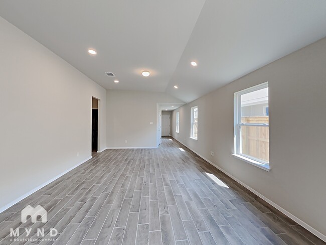 Foto del edificio - 5621 Corso Ct