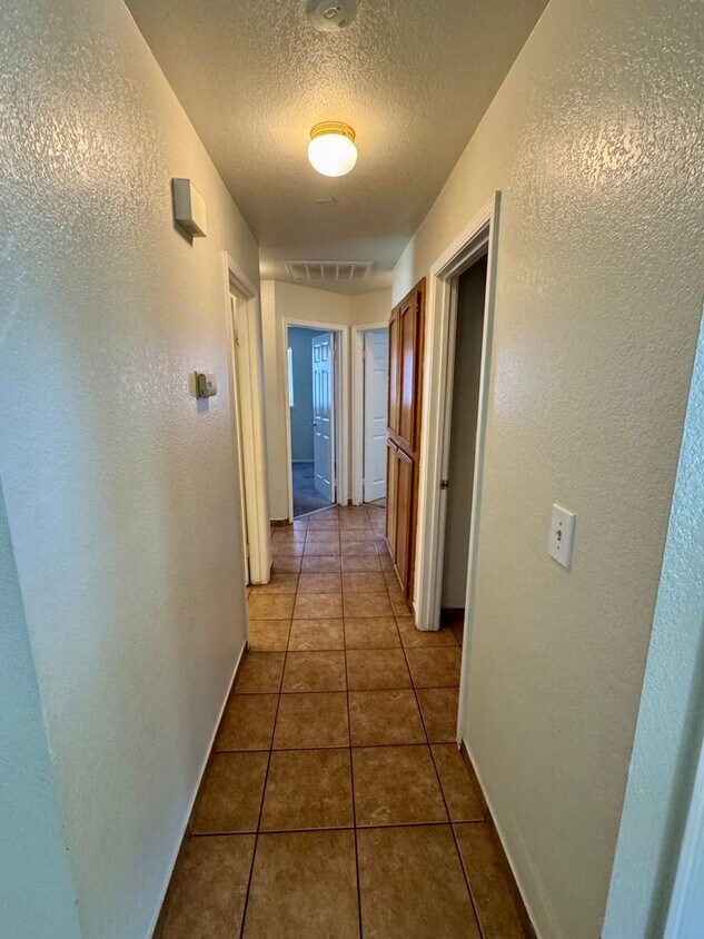 Foto del edificio - Nice 3 bed 2 bath house on a corner lot, a...