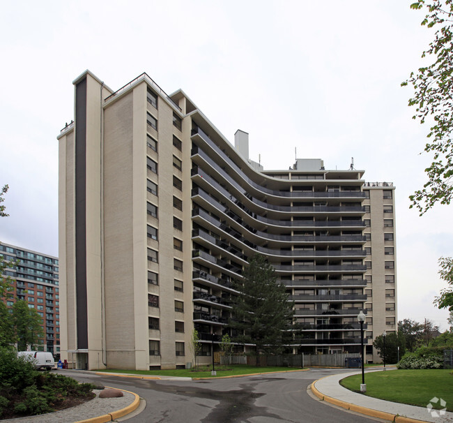 Primary Photo - Royal Gate Apartments