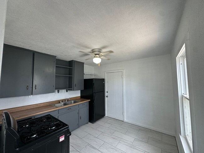 Building Photo - Spacious 2 bed with 2 car garage