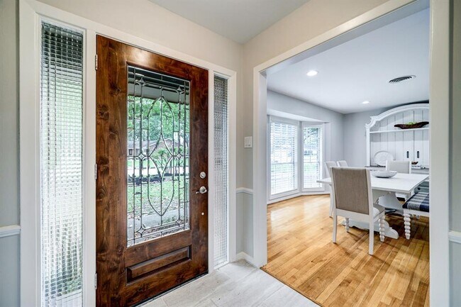 Building Photo - 9622 Meadowcroft Dr