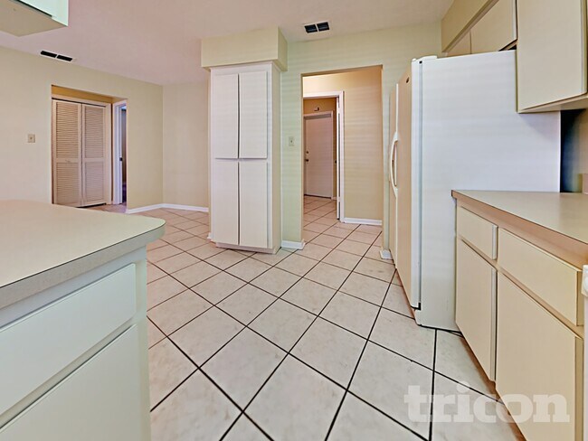 Foto del edificio - 610 Oakmoss Dr