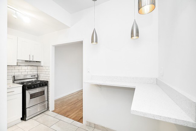 Building Photo - 154 E 110th St