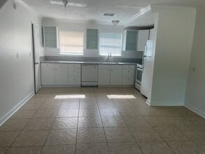 Building Photo - 807 Danna St