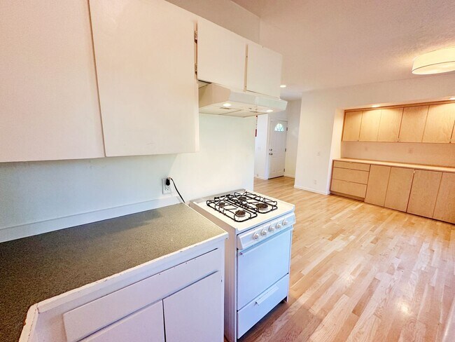 Foto del edificio - Beautiful 1-bedroom unit (half of a duplex...