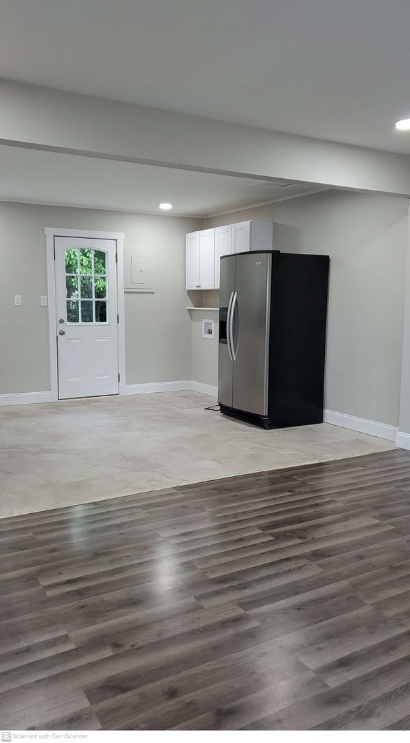 Building Photo - AC! 3 bed 1 bath beautiful big space..don'...