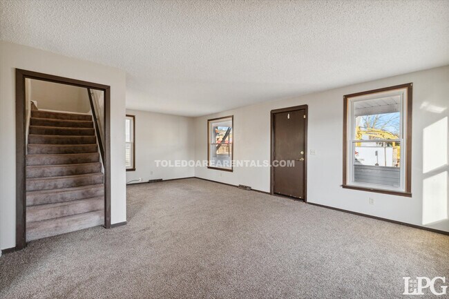 Building Photo - 4437 Lewis Ave