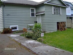 Building Photo - 691 Blue Mountain St