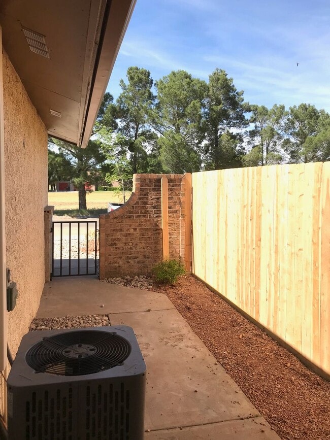 Building Photo - Charming 2 bedroom