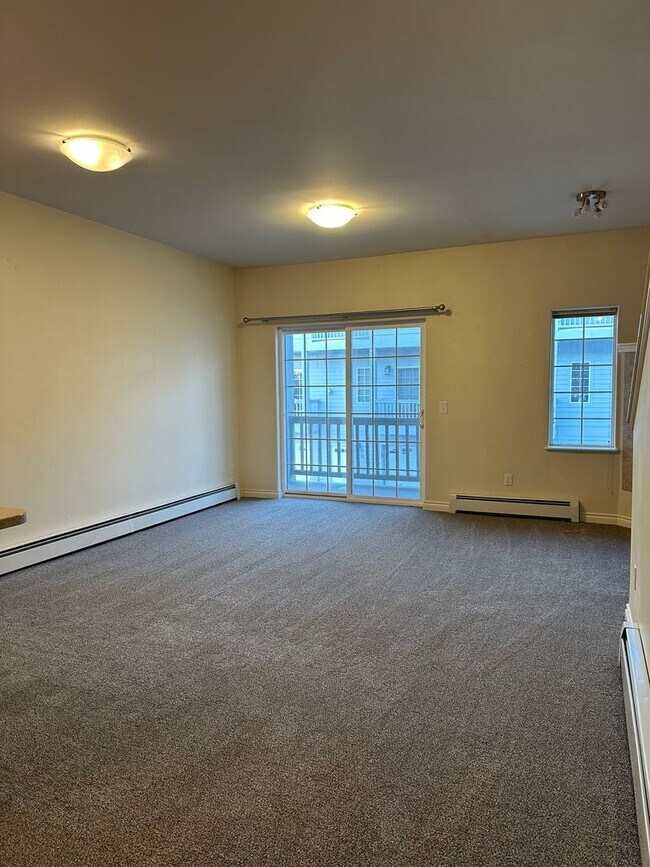 Foto del edificio - NEW CARPET THROUGHOUT| 2-Bedroom Townhome with Garage