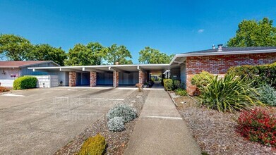 Building Photo - 205 White Oak Dr