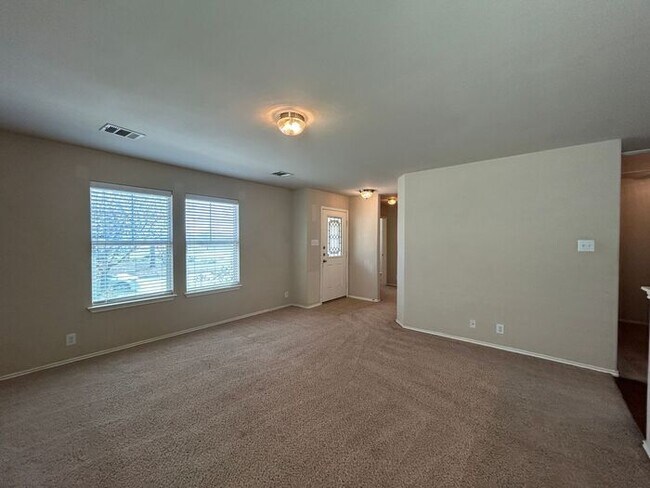 Building Photo - Spacious 3-Bedroom Home in a Convenient Lo...