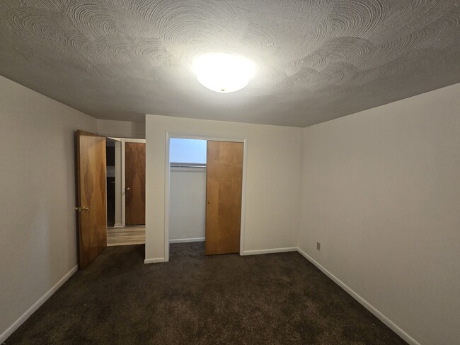 Building Photo - 735 Mellen Dr