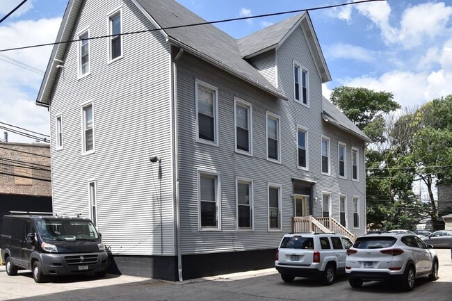 Building Photo - 3230 N Clark St