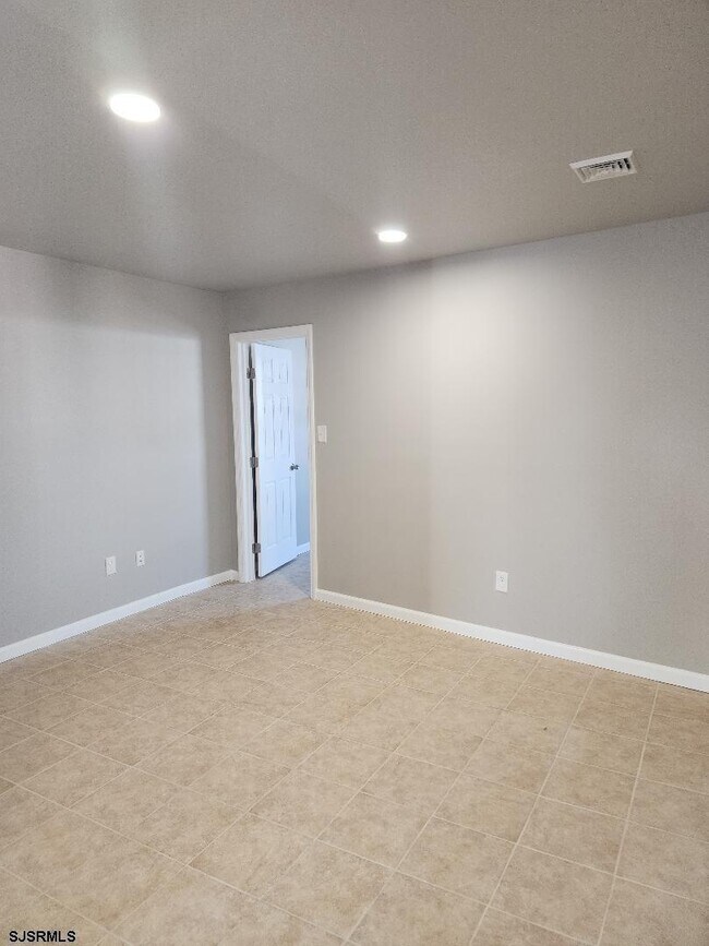 Building Photo - 118 S Main St