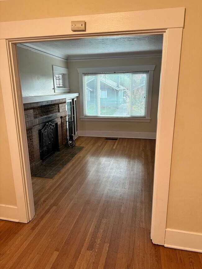 Building Photo - Wallingford 2 Bedroom House with Fenced Ya...