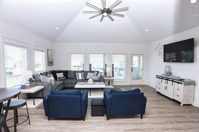 Foto del edificio - 927 Palm Ridge Dr