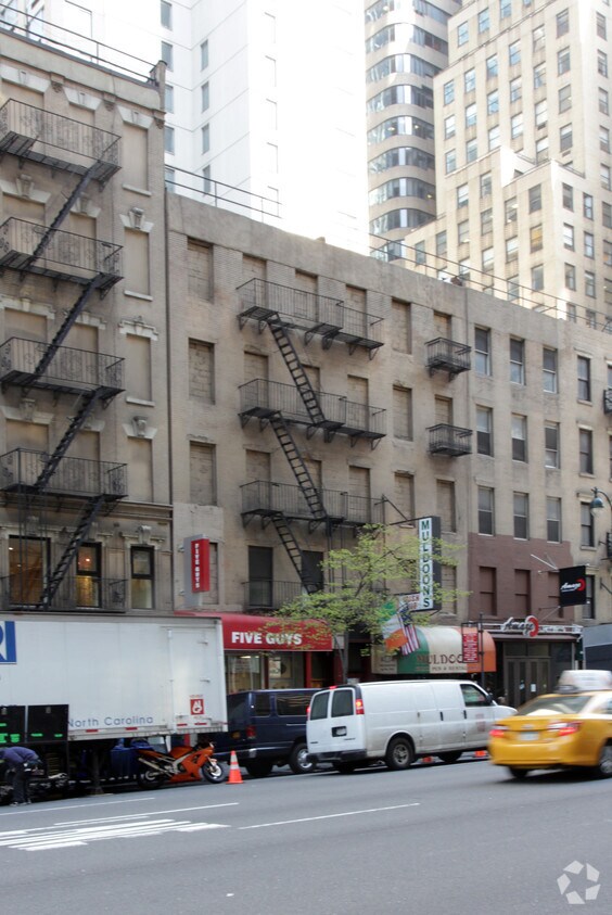 Primary Photo - 690 Third Ave