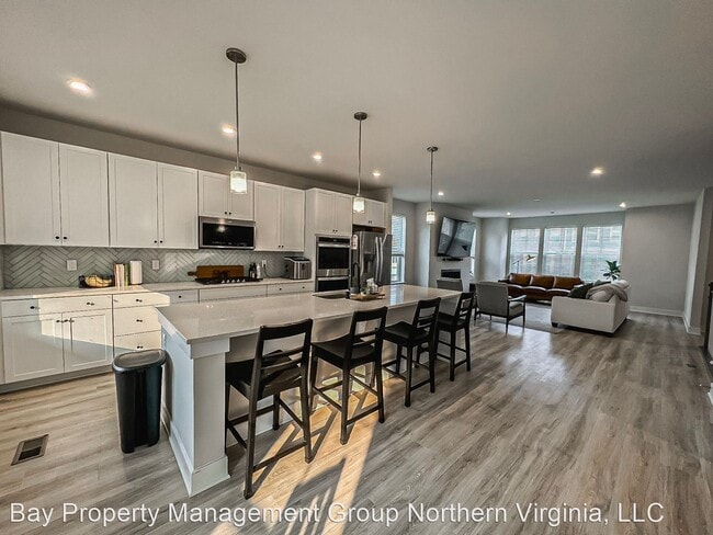 Building Photo - 4 br, 3.5 bath House - 17650 Falcon Height...