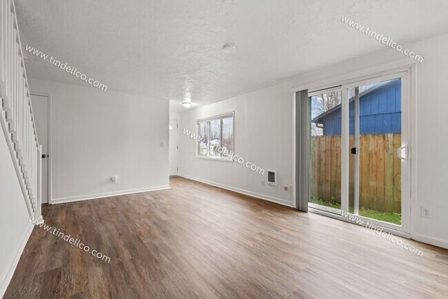 Foto del edificio - 3 Bedroom Home with New LVP, Fenced Yard & Attached Garage located on Cul-De-Sac!