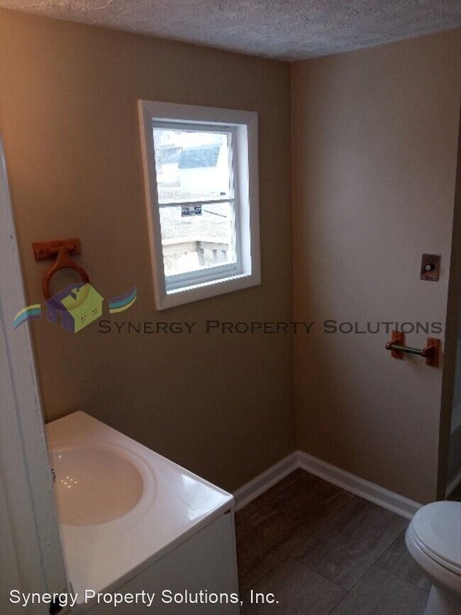 Building Photo - 2 br, 1 bath House - Saint Clair St. 393 R...
