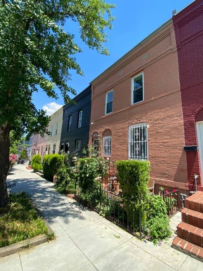 Foto del edificio - Lovely 3 Bedroom Townhouse in Southwest Wa...
