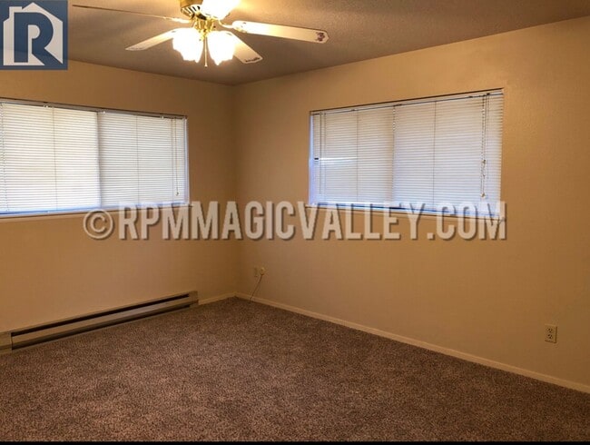 Building Photo - 747 Meadows Dr